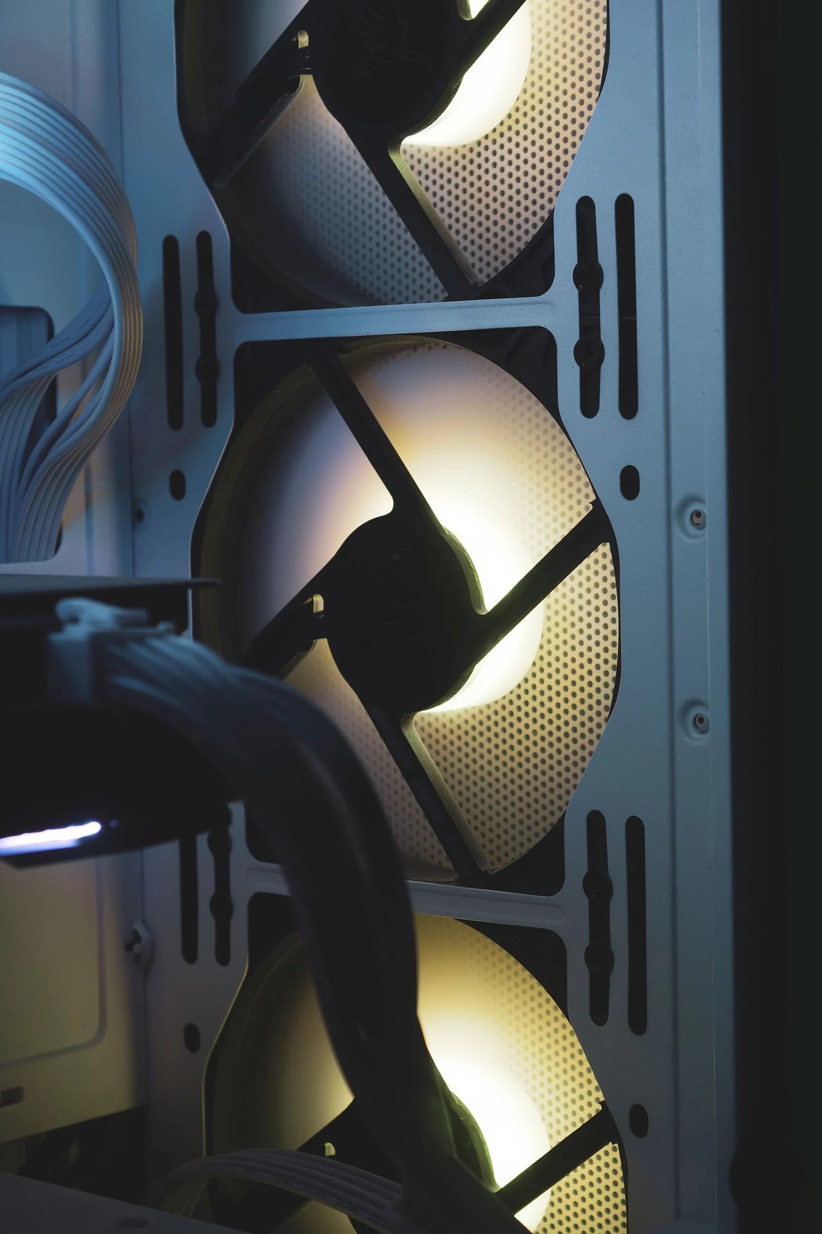 白いPCケース内の照明付きファンの接写