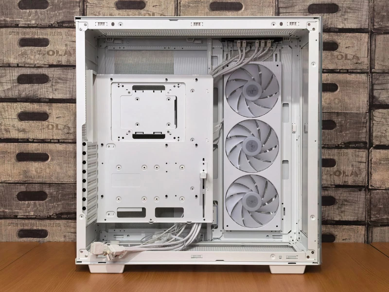 側板を外した白いPCケースと側面の3基のファン