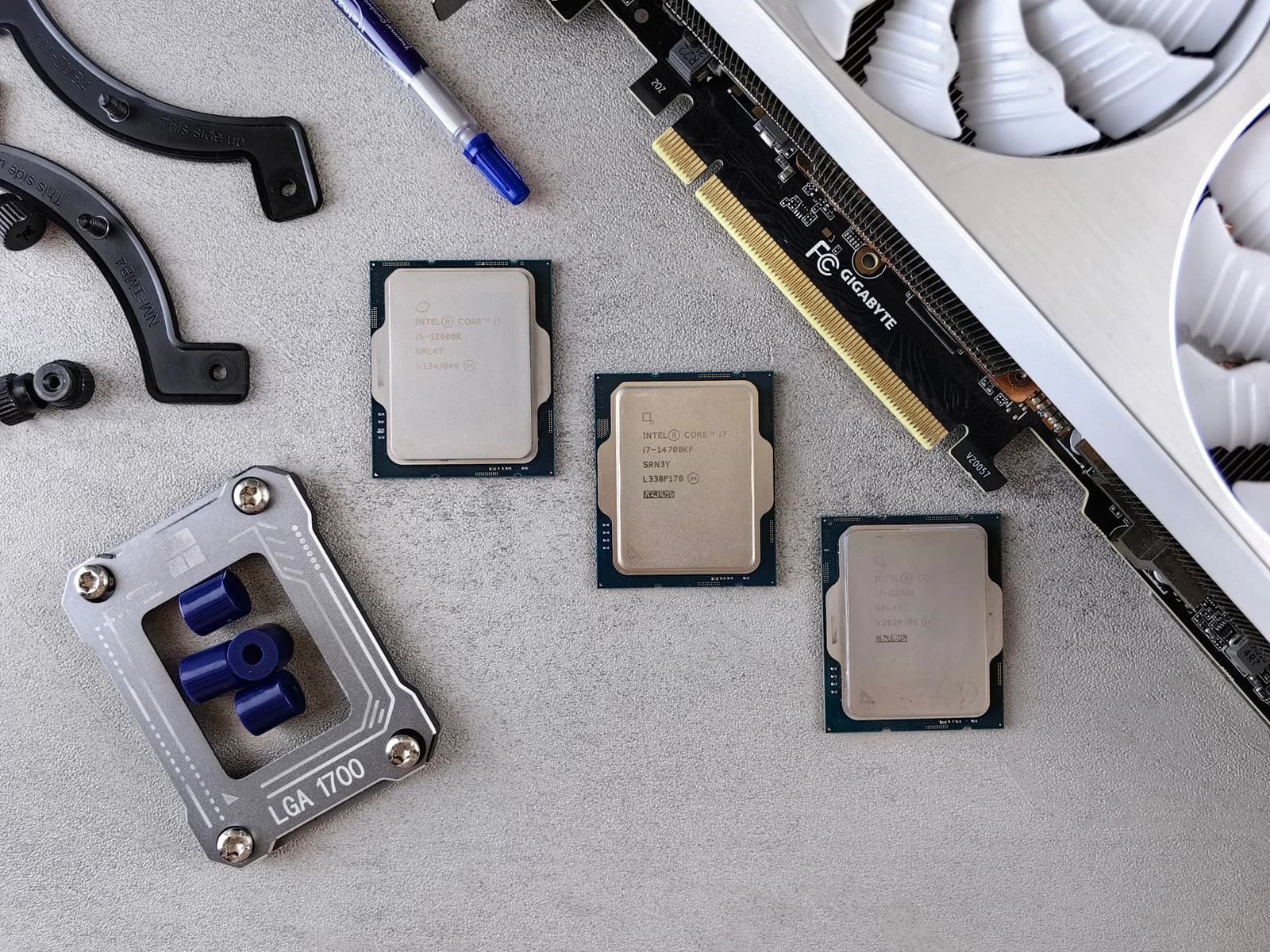 複数のIntel CPUとグラフィックボード、取り付け部品を並べた写真