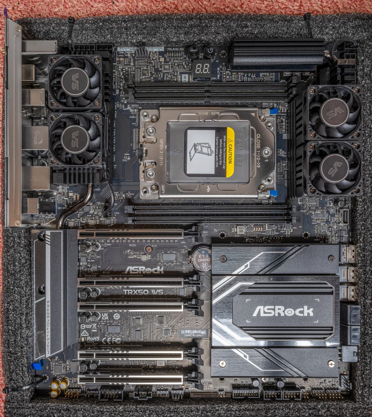 複数のM.2ヒートシンクを備えるATXマザーボード