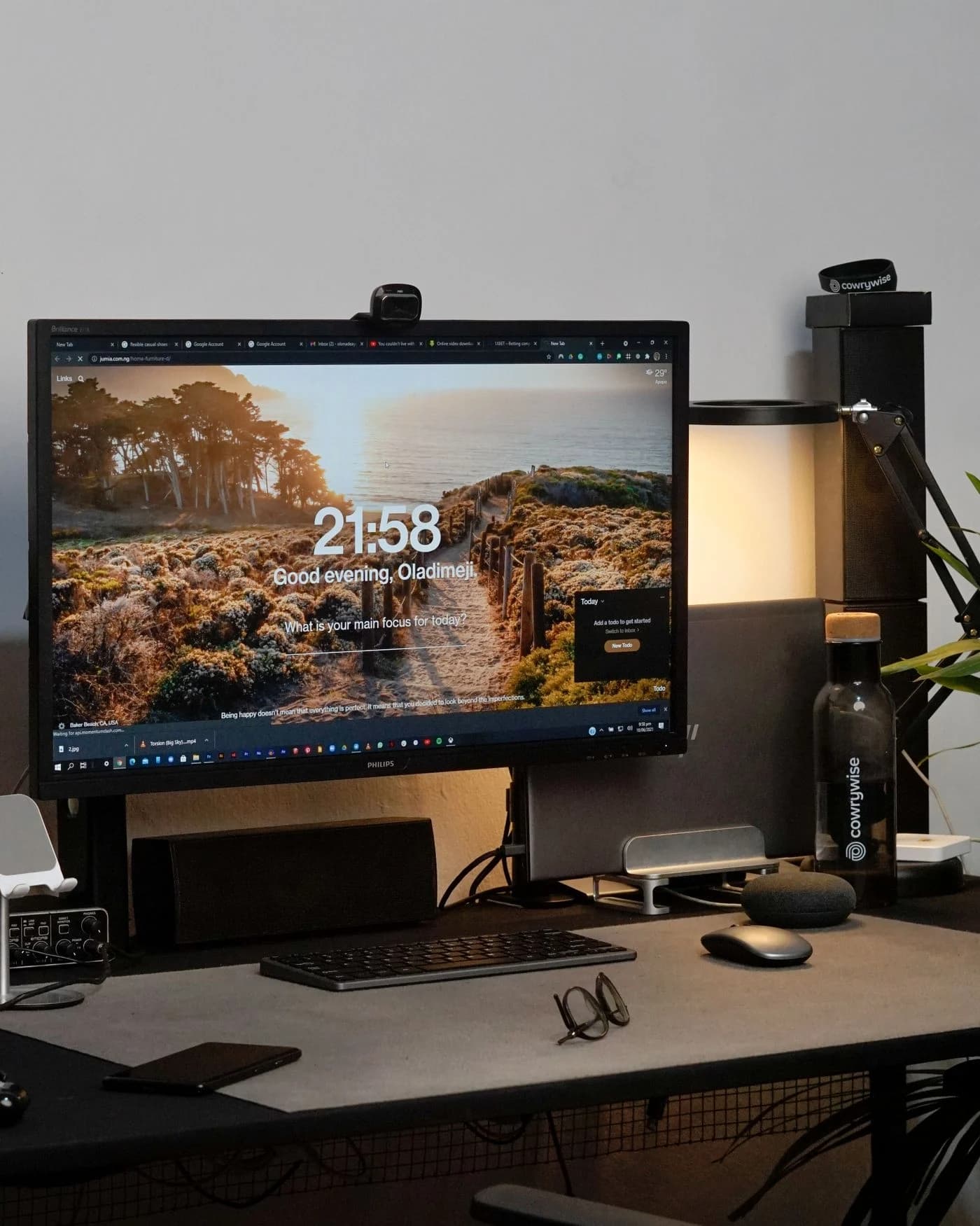 Windowsのデスクトップでブラウザーを開いているモニターと机上の機器
