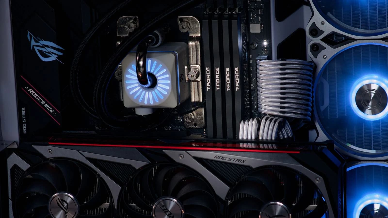 簡易水冷の水冷ヘッドと4本のメモリ、GPUが見えるPC内部