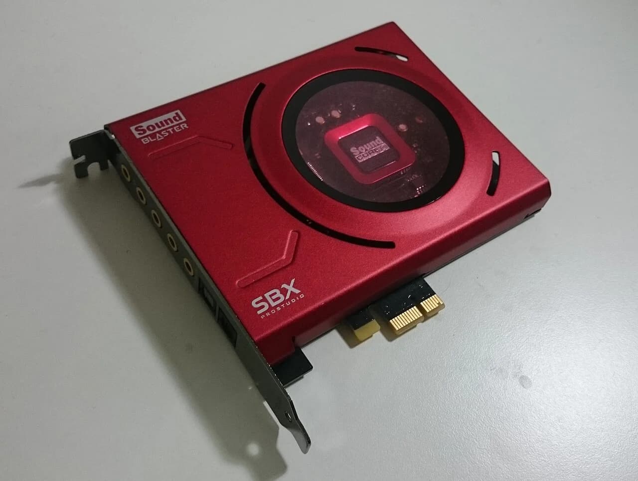 赤いカバーとPCI Express x1端子を備えたSound Blaster Zサウンドカード