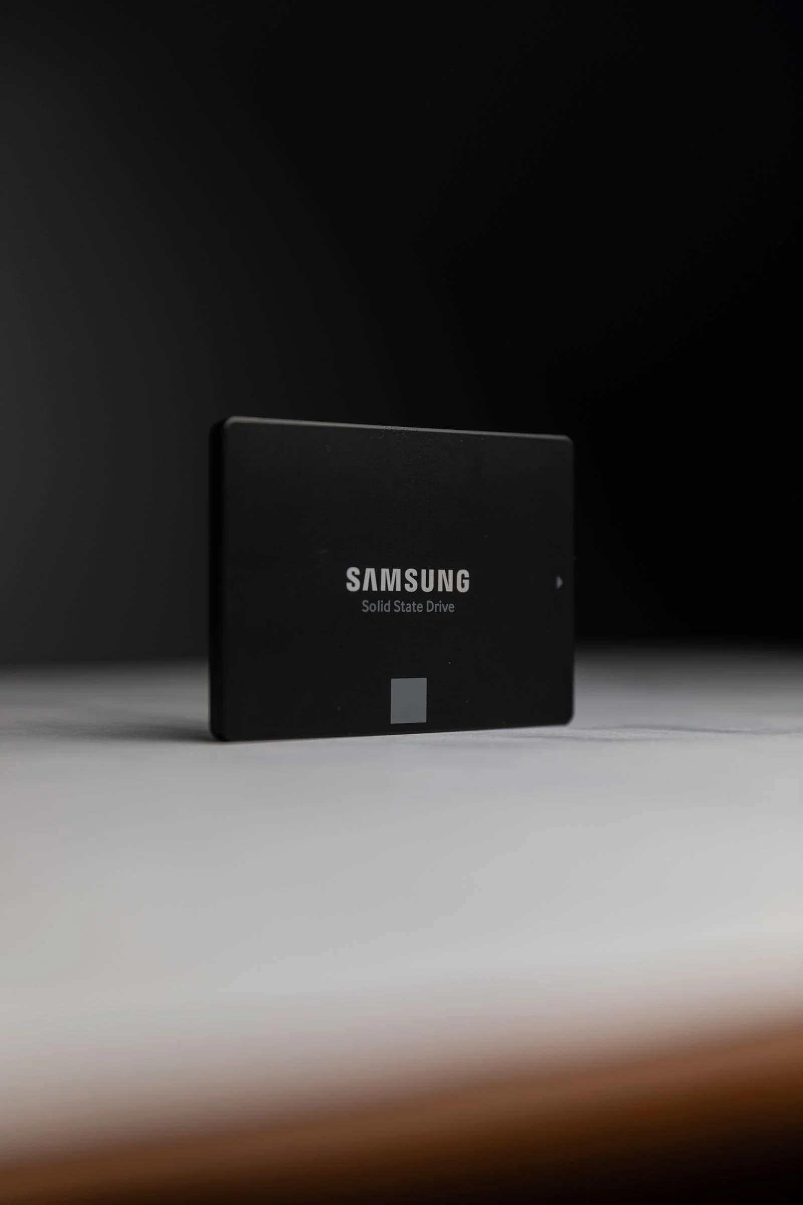 落ち着いた黒い背景に置かれたSamsung製2.5インチSSD