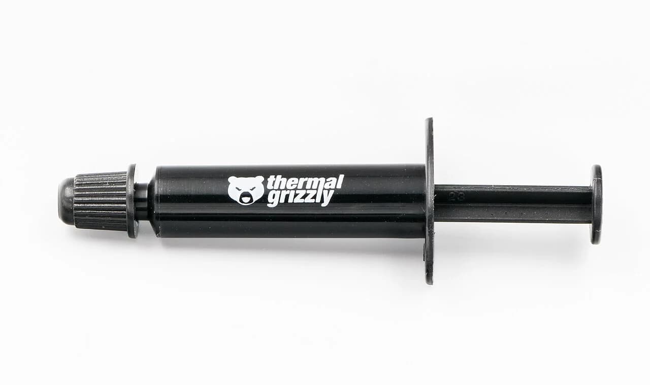 注射器型の容器に入ったCPU用グリスと塗布用へら