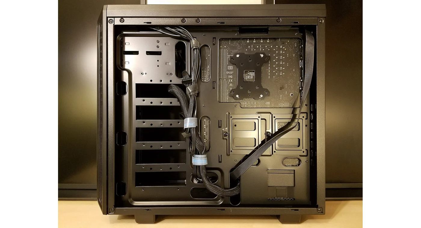 PCケースのマザーボード裏側に電源ケーブルをまとめた配線スペース