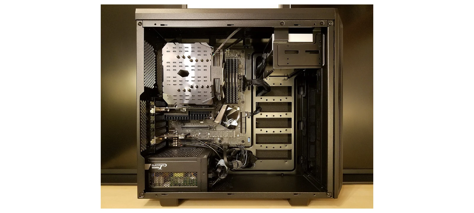 側板を外し内部パーツを取り付けたATX対応PCケース
