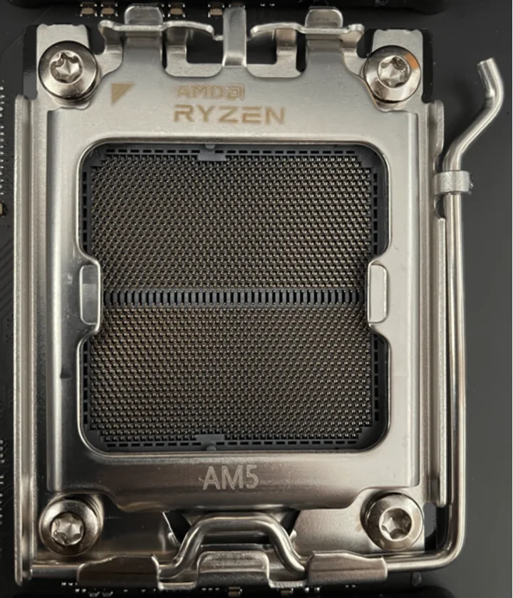 マザーボード上のAMD AM5 CPUソケットを正面から写した写真