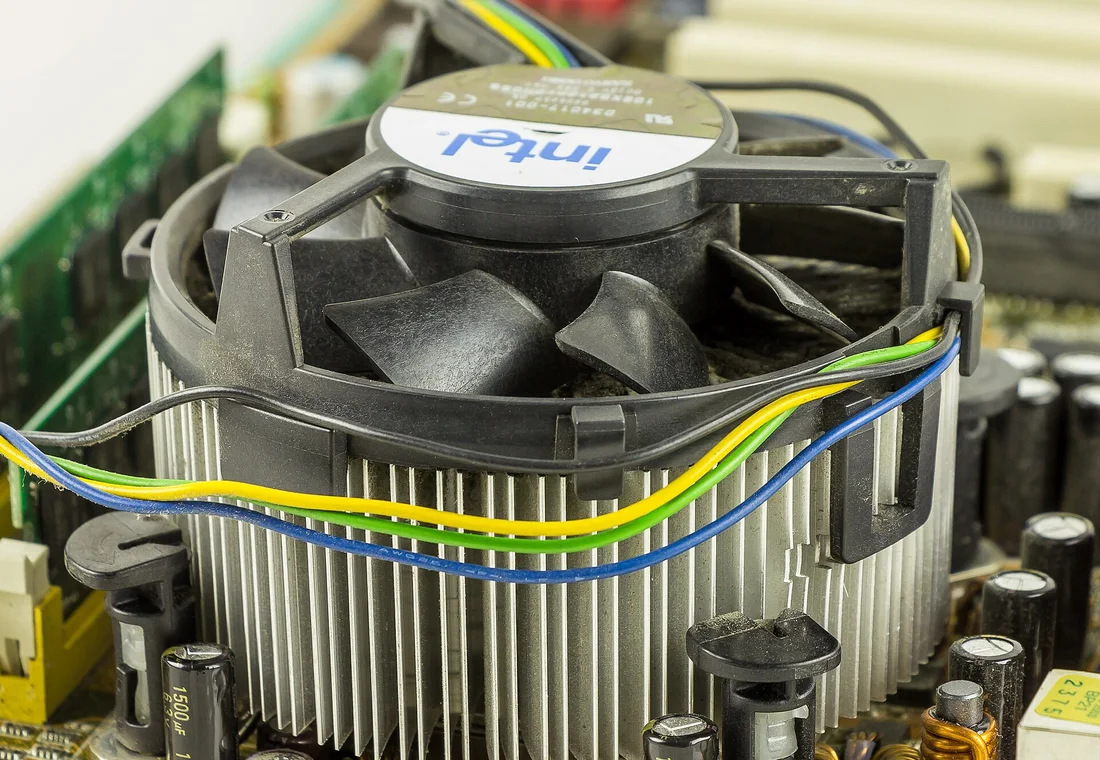マザーボード上に取り付けられたヒートシンクとファン一体型のCPUクーラー