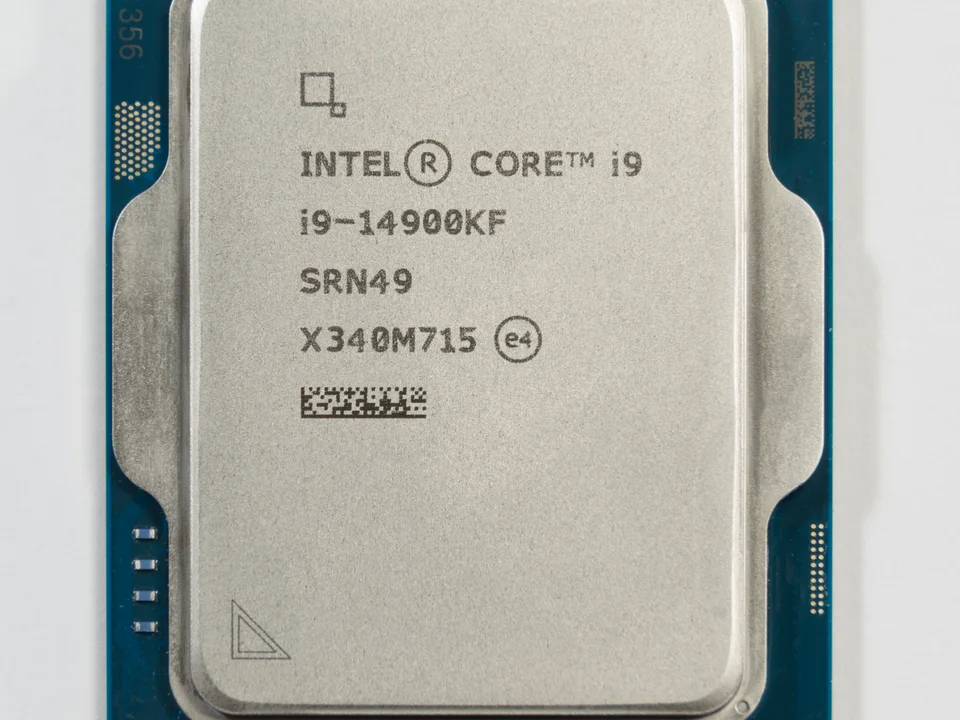 Intel Core i9-14900KFの表面を大きく写した実物CPU