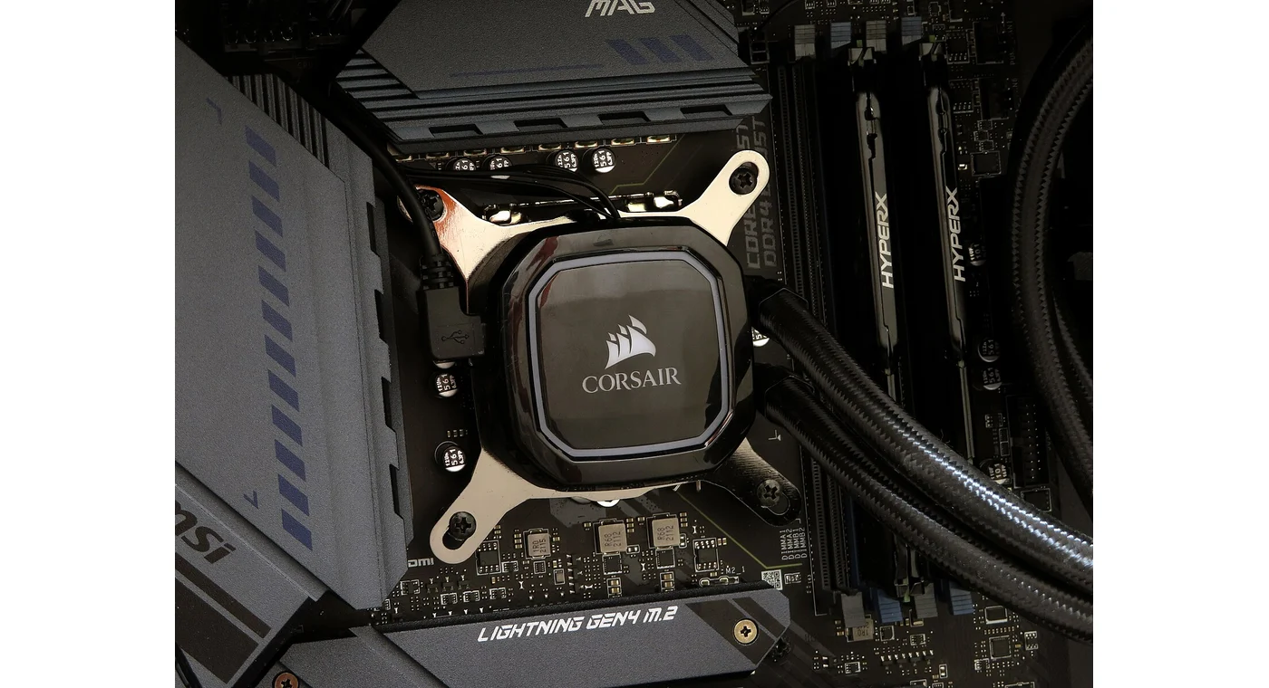 マザーボードのCPUへ取り付けられた簡易水冷クーラーのポンプヘッド