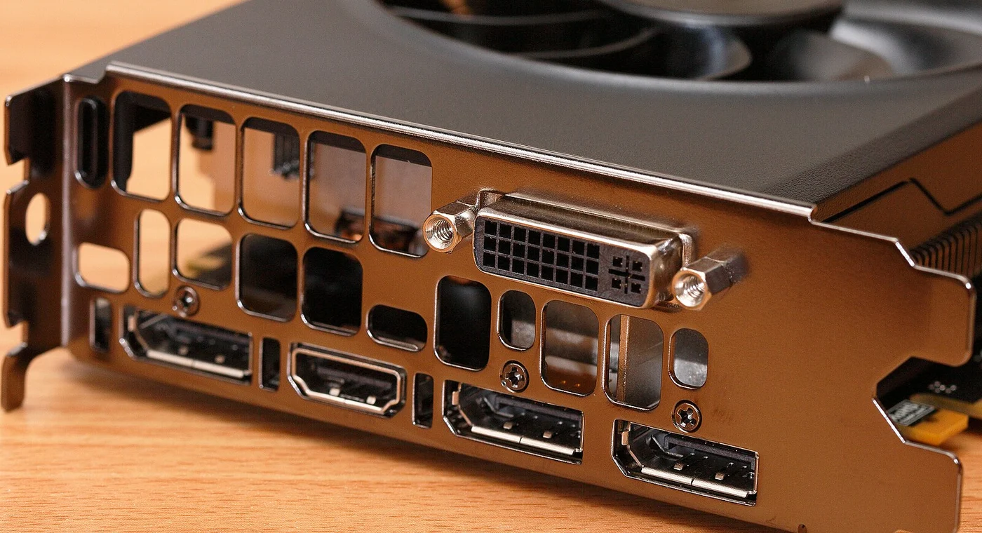 グラフィックボード背面に並ぶDisplayPort、HDMI、DVI端子