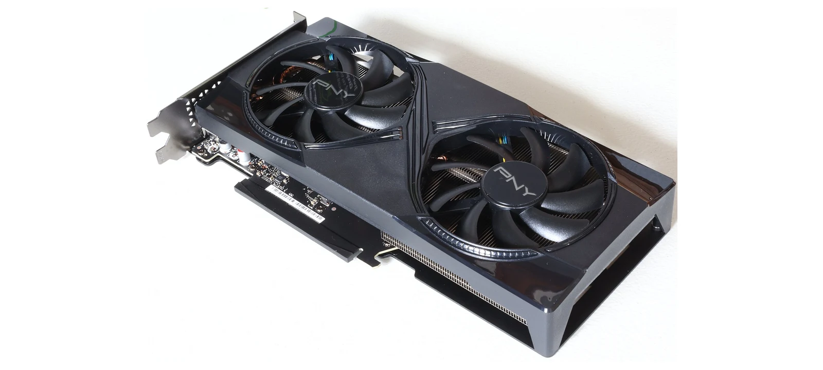 白い背景に置かれた2基の冷却ファンを備えるGeForce RTXグラフィックボード
