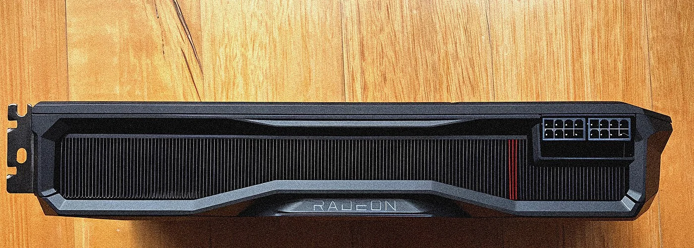 側面に2個の8ピン補助電源端子を備えるRadeon RX 7900 XT
