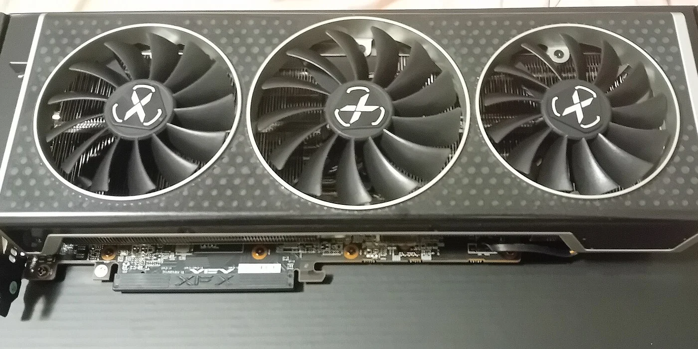 3基の冷却ファンを備えるXFX Radeon RX 6750 XTグラフィックボード