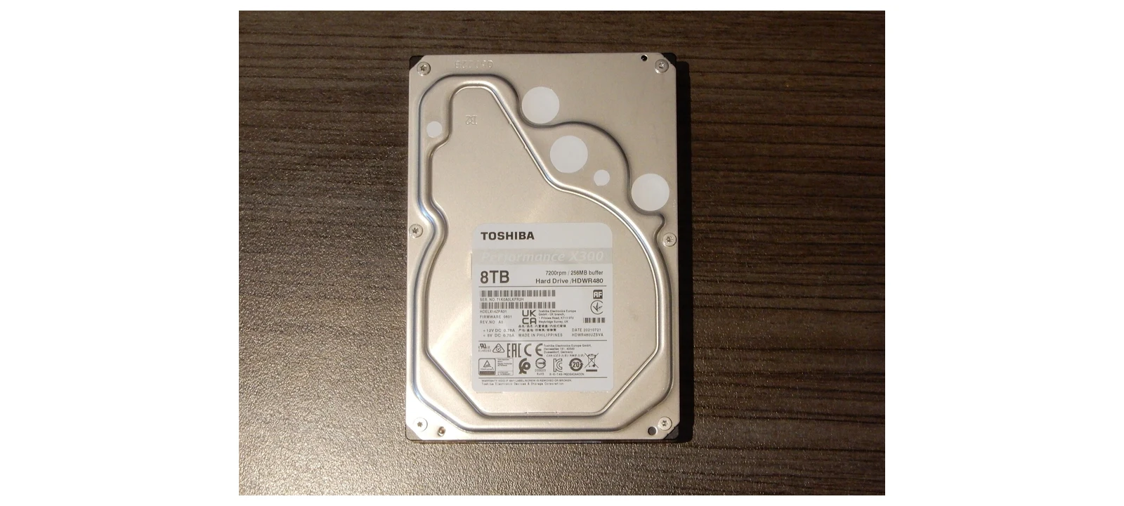 ラベル面を上にして置かれた3.5インチ内蔵ハードディスク