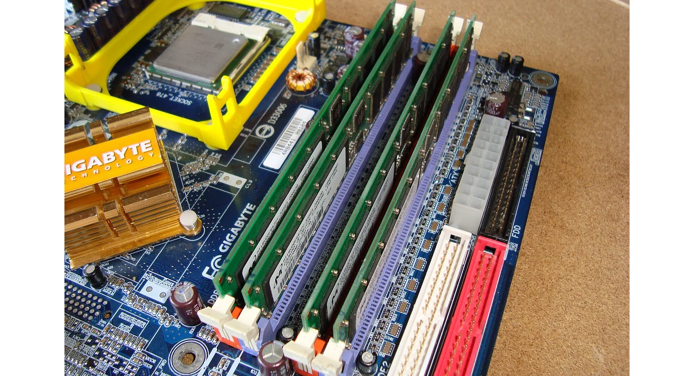 色分けされた4本のメモリスロットに2枚のメモリを取り付けたマザーボード