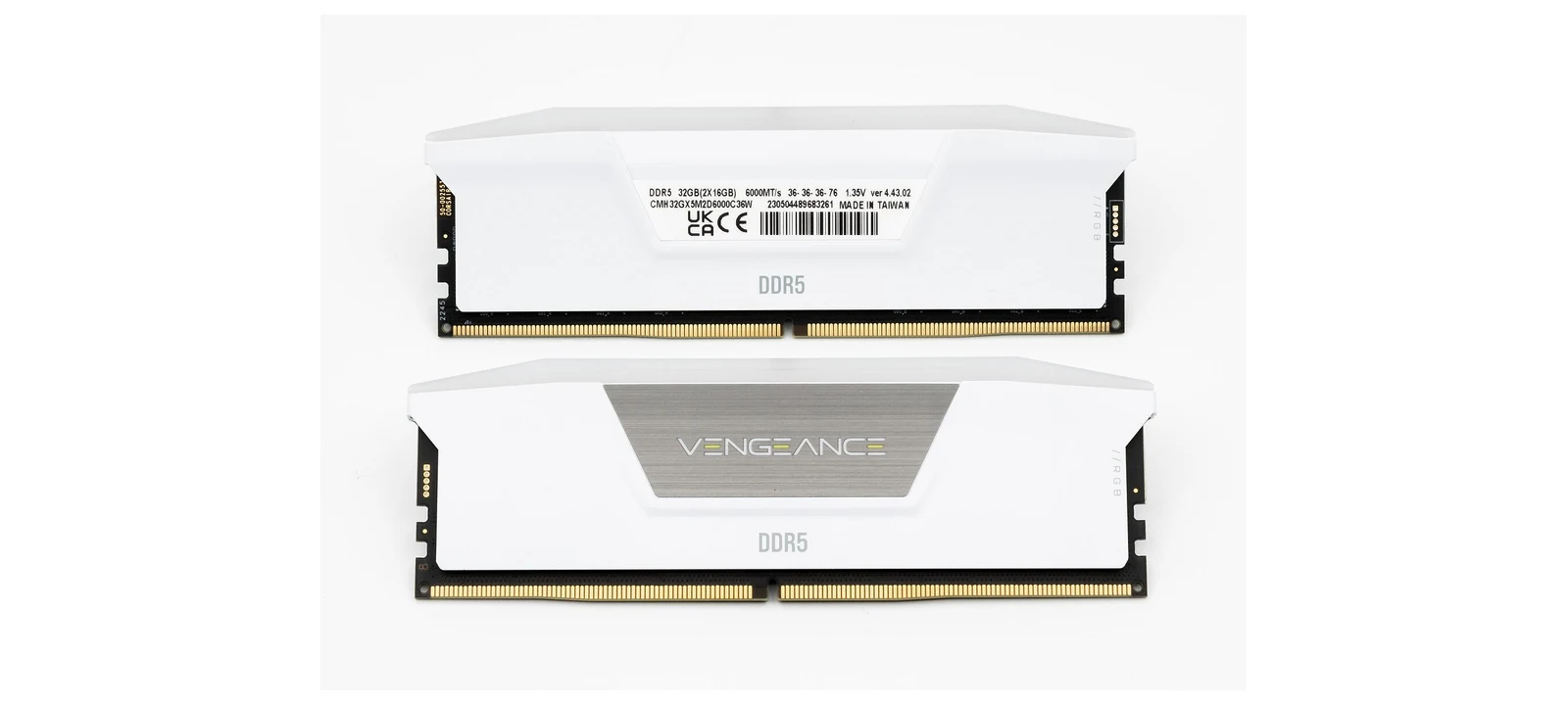 白いヒートスプレッダーを備えた2枚のDDR5デスクトップ用メモリ