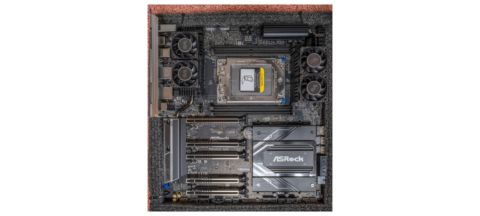 CPUソケット、メモリスロット、PCI Expressスロットを備えるATXマザーボード