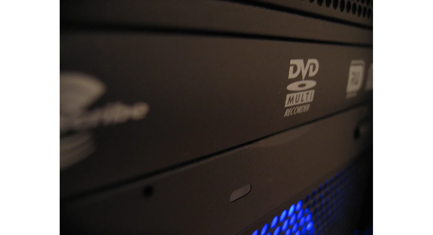 5.25インチベイへ搭載されたDVDマルチドライブの前面