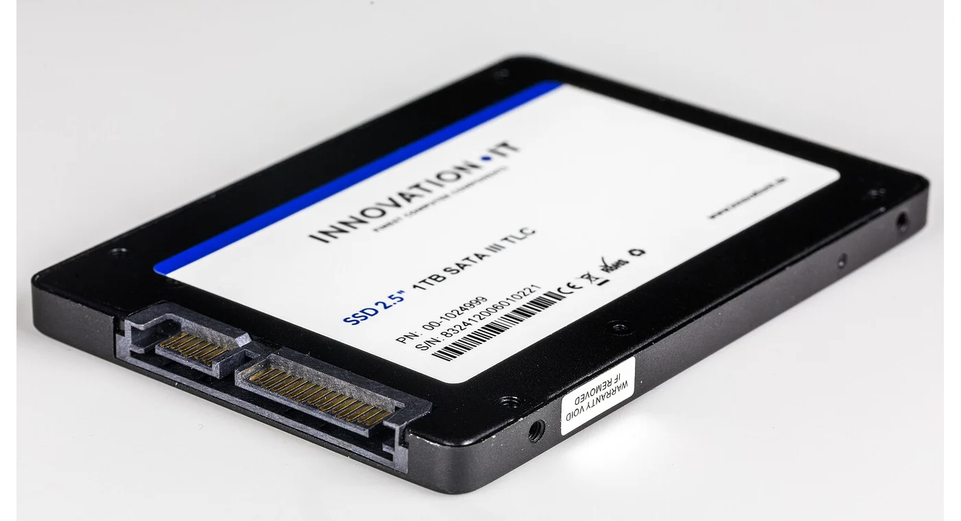 SATAデータ端子と電源端子を備えた2.5インチSSD